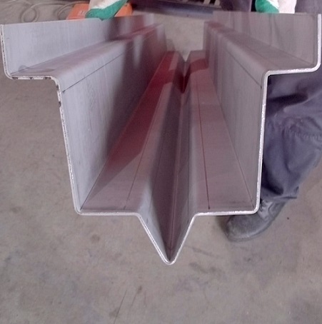 Пример изделия из листовой нержавейки: лоток толщиной 3 мм, изготовленный на заводе СТиВ