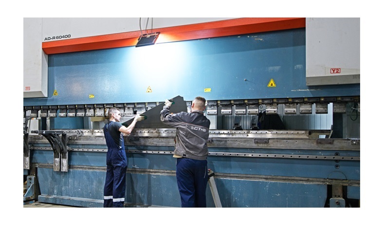 Листогибочный станок DURMA AD-R-60400 завода СТиВ гибка листового титана